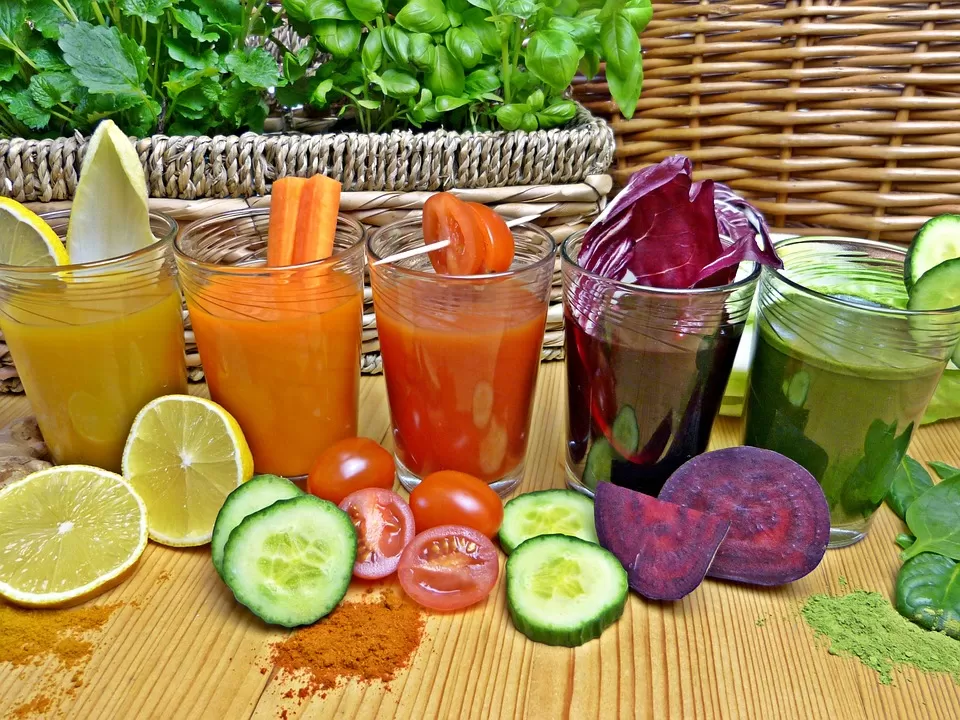 Отжать сок с овощей и фруктов