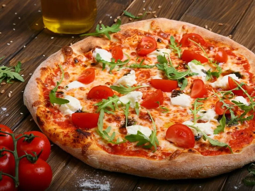 Пицца с томатами и сыром оливками