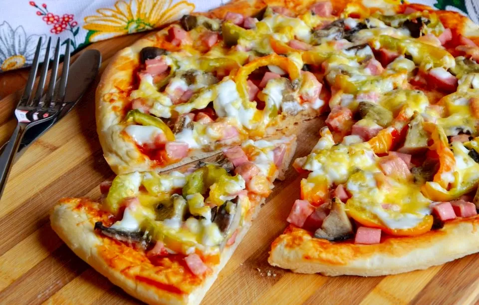 Дрожжевая пицца с грибами и колбасой