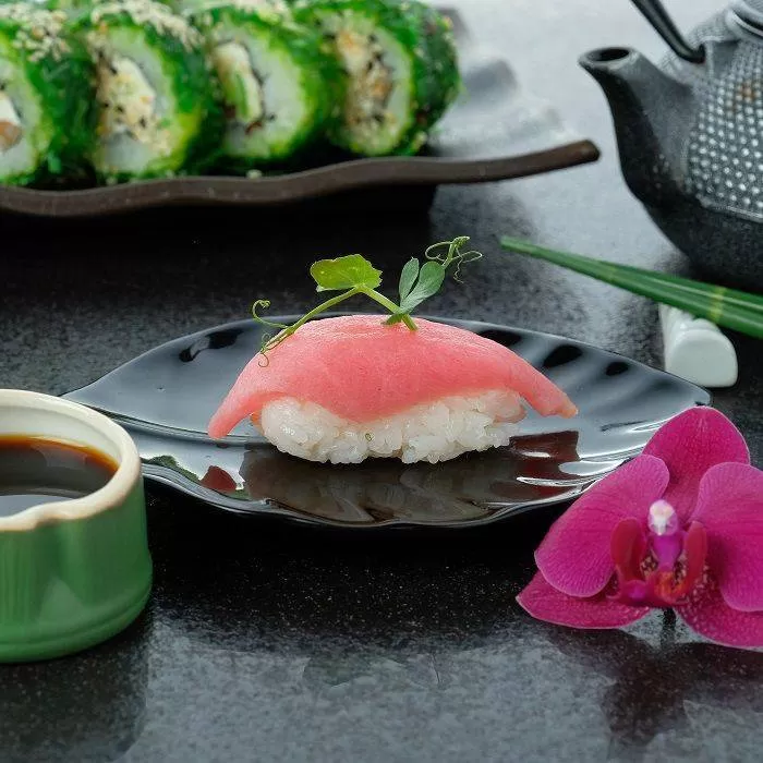 нигири-суши с тунцом