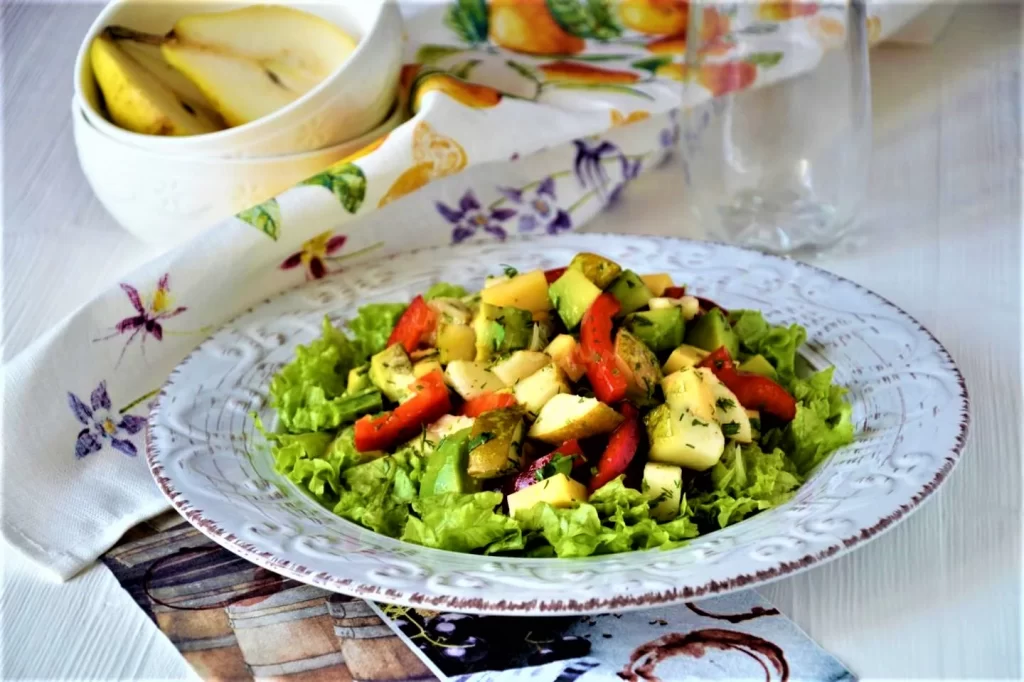 Francuzskij salat s grushami