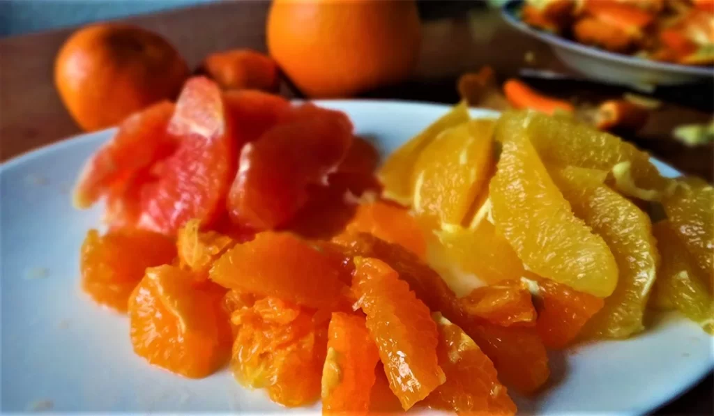 Sladkij salat s apelsinami i mandarinami