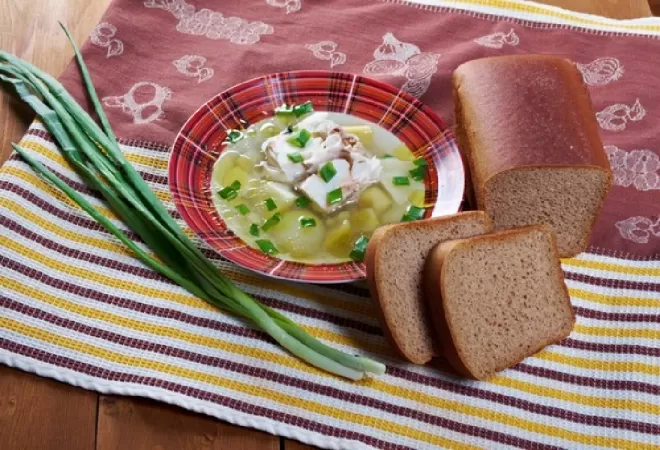 Sup s lapshoj i kuriczej s hlebom