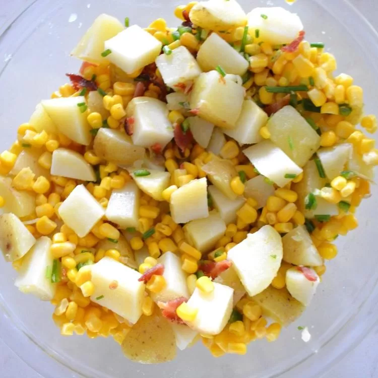 Salat s kartofelem i kukuruzoj s yablokami
